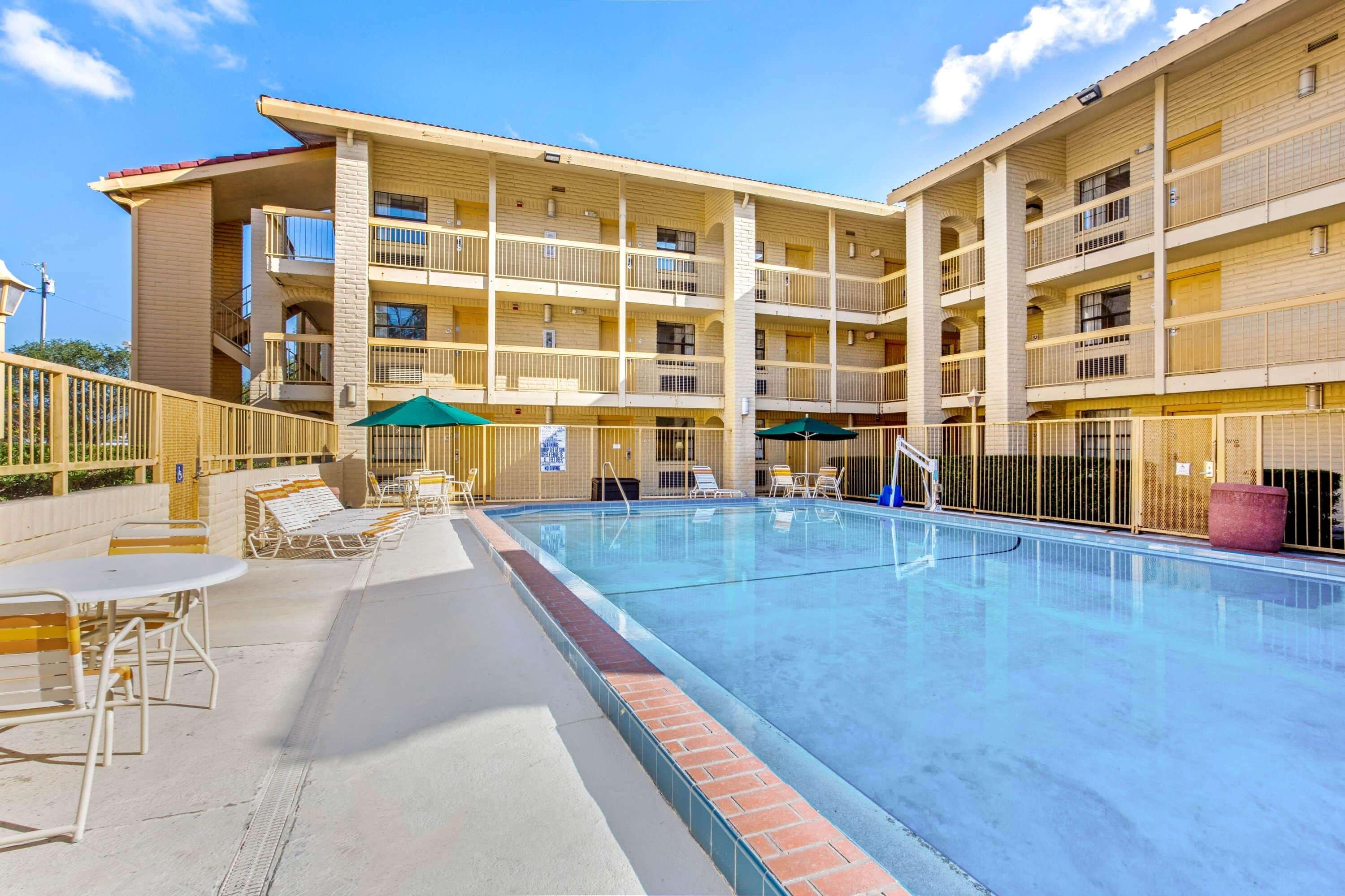 La Quinta Inn By Wyndham Tampa Bay Pinellas Park Clearwater Exterior photo