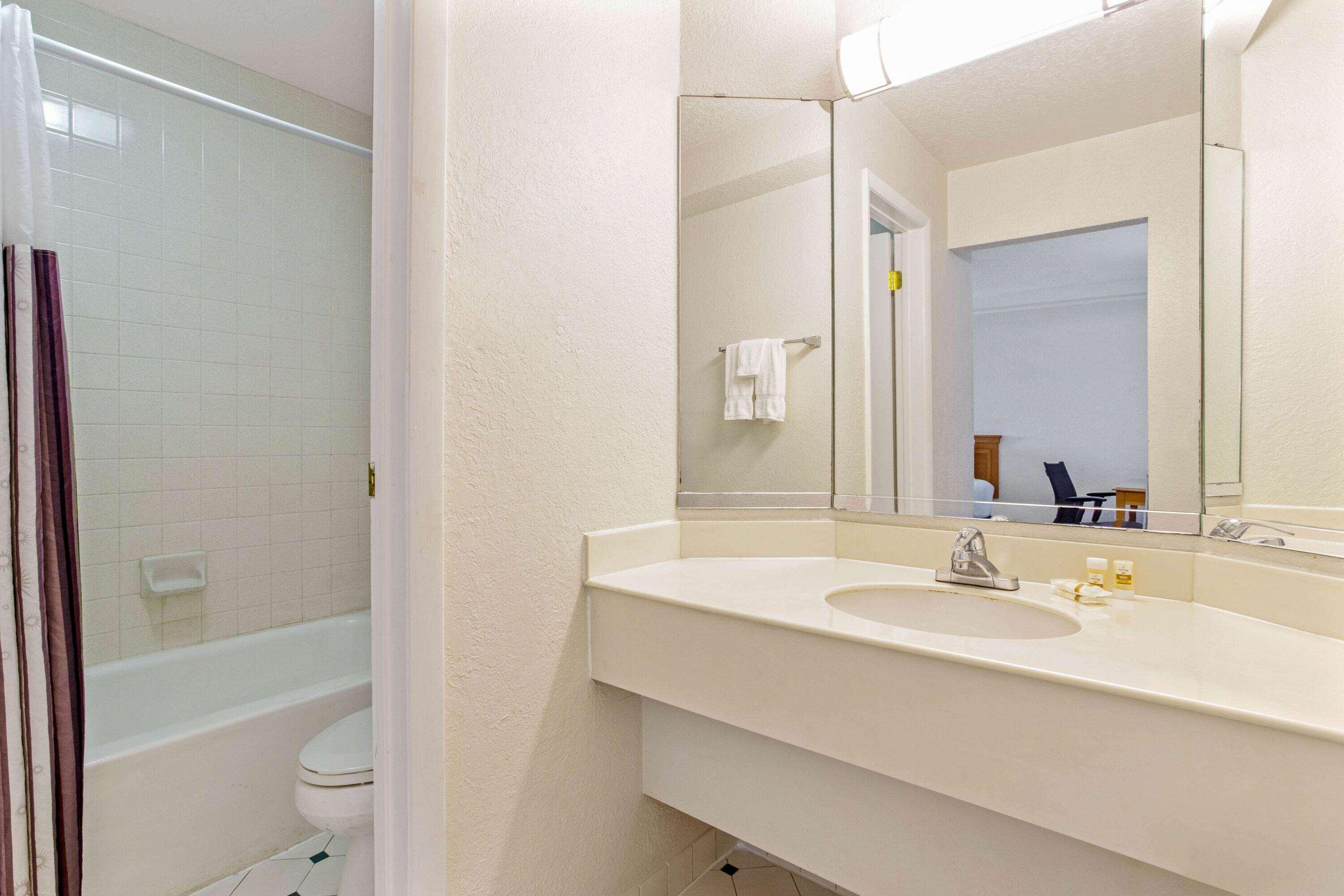 La Quinta Inn By Wyndham Tampa Bay Pinellas Park Clearwater Exterior photo