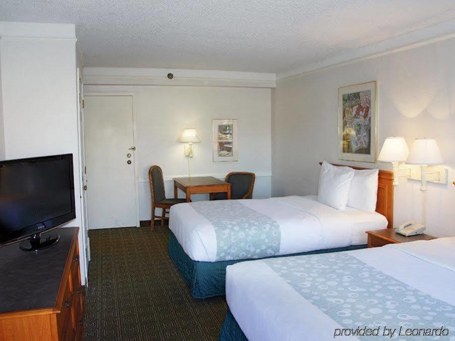 La Quinta Inn By Wyndham Tampa Bay Pinellas Park Clearwater Exterior photo